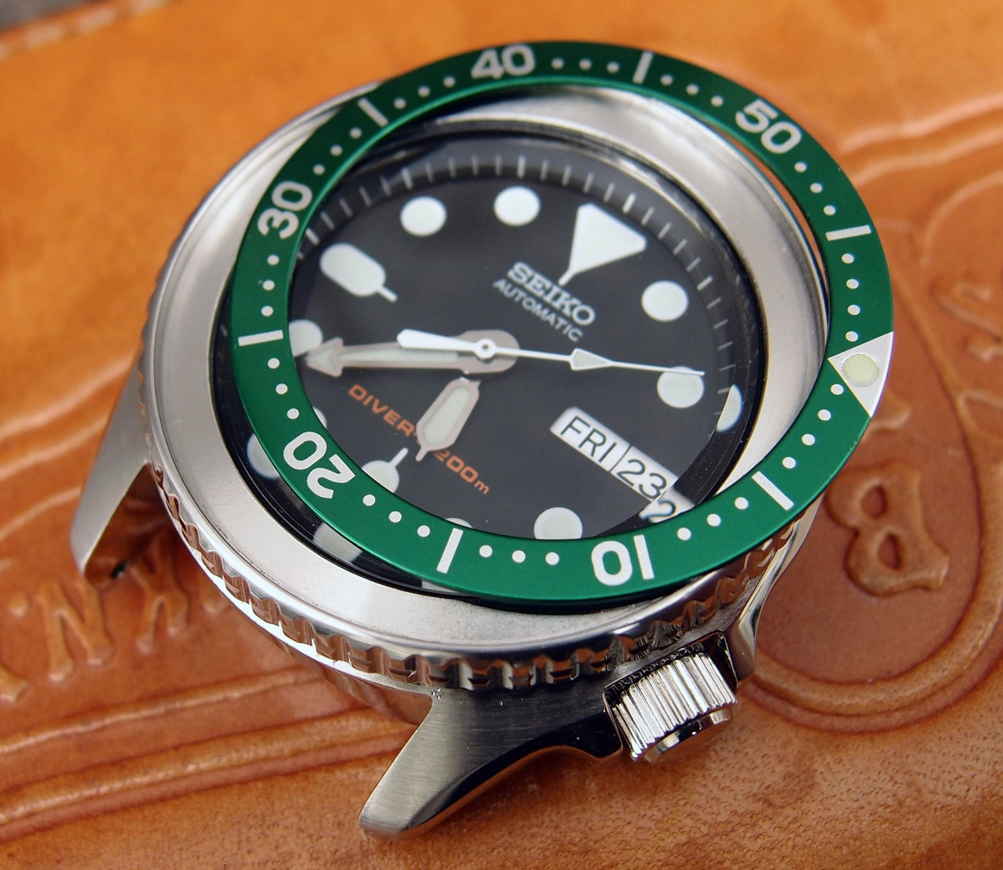 緑色 。 アルミニウム製 。 交換用 。 完璧にマッチ 。 Seiko SKX013 SKX015 4205-0155 ベゼルインサート 。 社外品